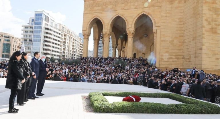 بالصور – ذكرى الاغتيال: الحريري امام الضريح.. وميقاتي وجنبلاط وشخصيات يقرأون الفاتحة.. وإضاءة الشعلة في مكان استشهاده