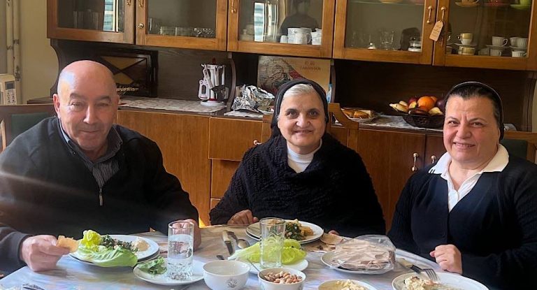 خاص – طلال المقداد في زيارة لمدرسة راهبات العائلة المقّدسة في العاقورة