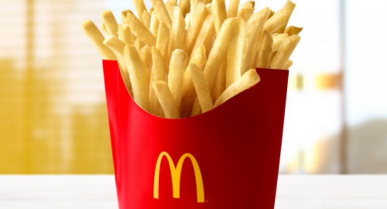 McDonald’s تقدّم حقيبة مليئة بالدولارات لأحد زبائنها بدلاً من الطعام!