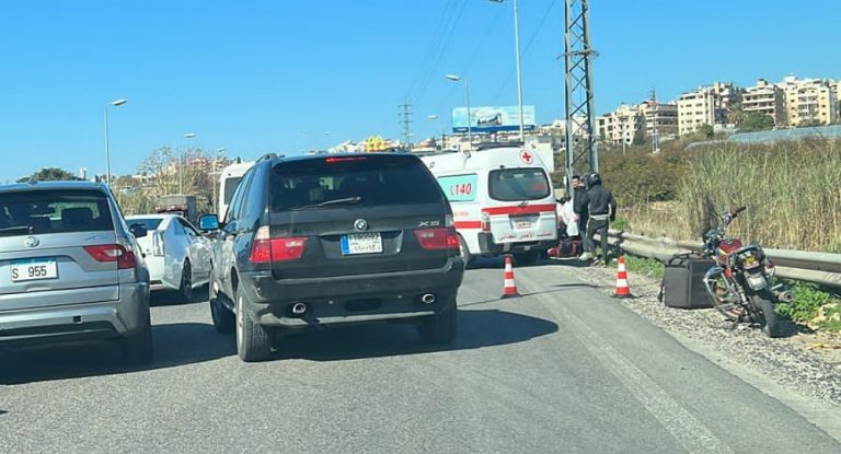 خاص – بالصور – جريح على أوتوستراد جبيل عمشيت وزحمة سير خانقة