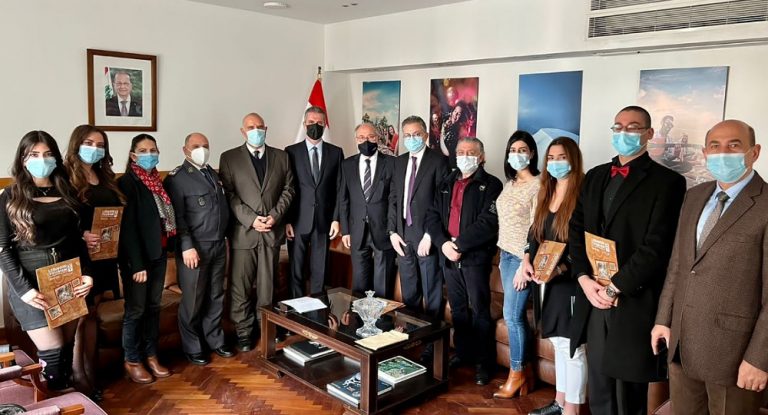 وزيرا التربية والسياحة يكرمان الطلاب الجامعيين المتطوعين بحملة التوعية لمراقبة اجراءات الوقاية من جائحة كورونا