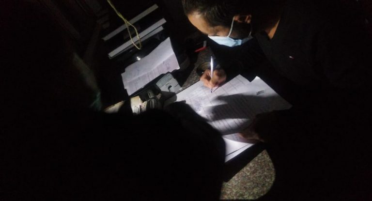 خاص – بالفيديو والصور: النيابة العامة “عالعتم” و”الشغل على ضو التلفون”