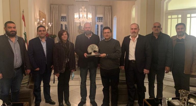 وفد من بلدية جعيتا في دارة الخازن لشكره على إستكماله إنشاء المستديرة