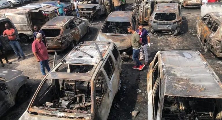 خاص-بالصور والفيديو : فاجعة حلّت في معرض سيارات لإبن بلدة الفيدار…والخسائر كارثيّة