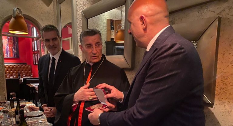 خاص – البطريرك الراعي يمنح ابن بلدة الفيدار الجبيلية القنصل شربل الشبير الميدالية البطريركية