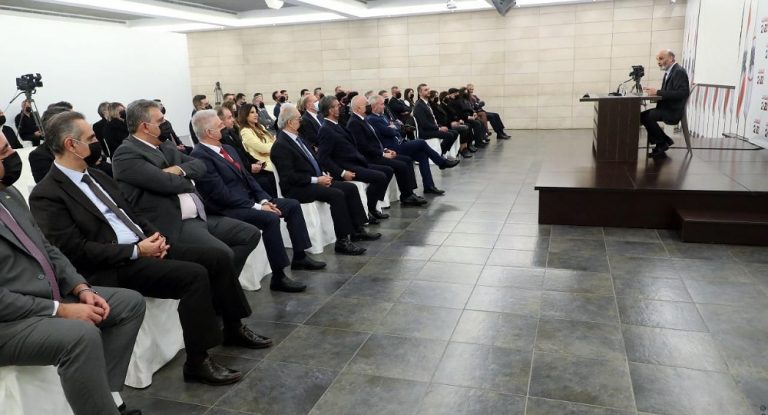 جعجع: هناك من يحاول تقسيم المجتمع بين مؤيّد للأحزاب أو معارض لها