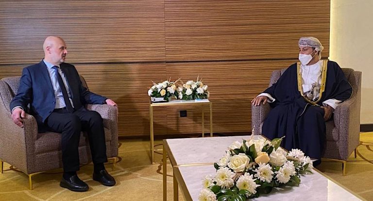 المولوي يلتقي  وزير الداخلية في سلطنة عمان حمود بن فيصل البوسعيدي