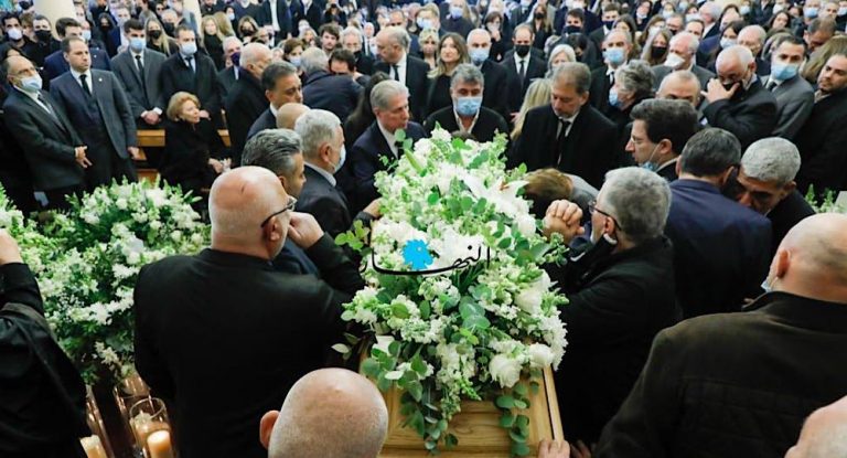 بالفيديو والصور -العائلة والأحبّة ودّعوا ميشال مكتّف الى مثواه الأخير… دموع وصلاة