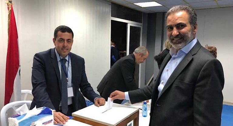 بالصورة -رئيس الرابطة المارونية في بلجيكا وممثل المجلس العام الماروني في أوروبا يدلي بصوته في إنتخابات الرابطة المارونية