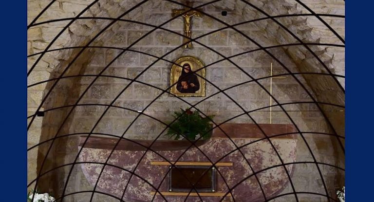 ما حقيقة ظهور النور قرب قبر القديسة رفقا في جربتا؟