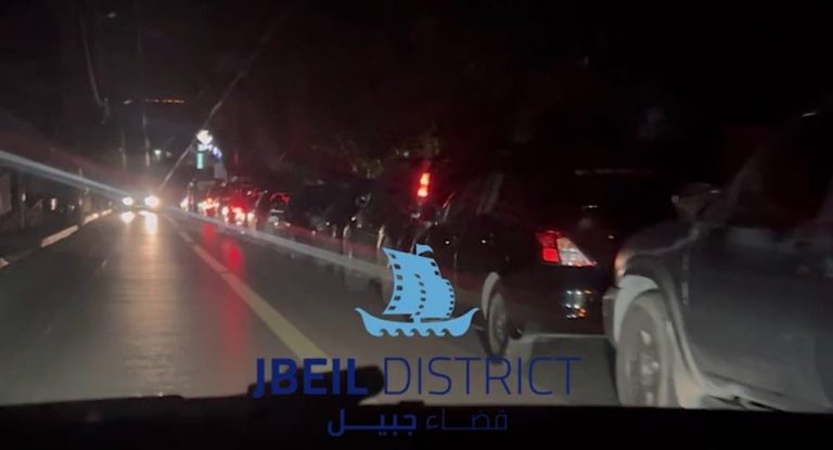 بالفيديو – زحمة خانقة في جبيل وعمشيت.. والسبب الطوابير!