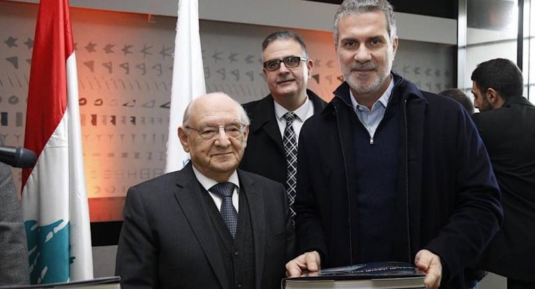 بالصور-إطلاق طابع بريدي باسم “يوم الأبجدية ” من مبنى متحف الأبجدية في بلدية جبيل