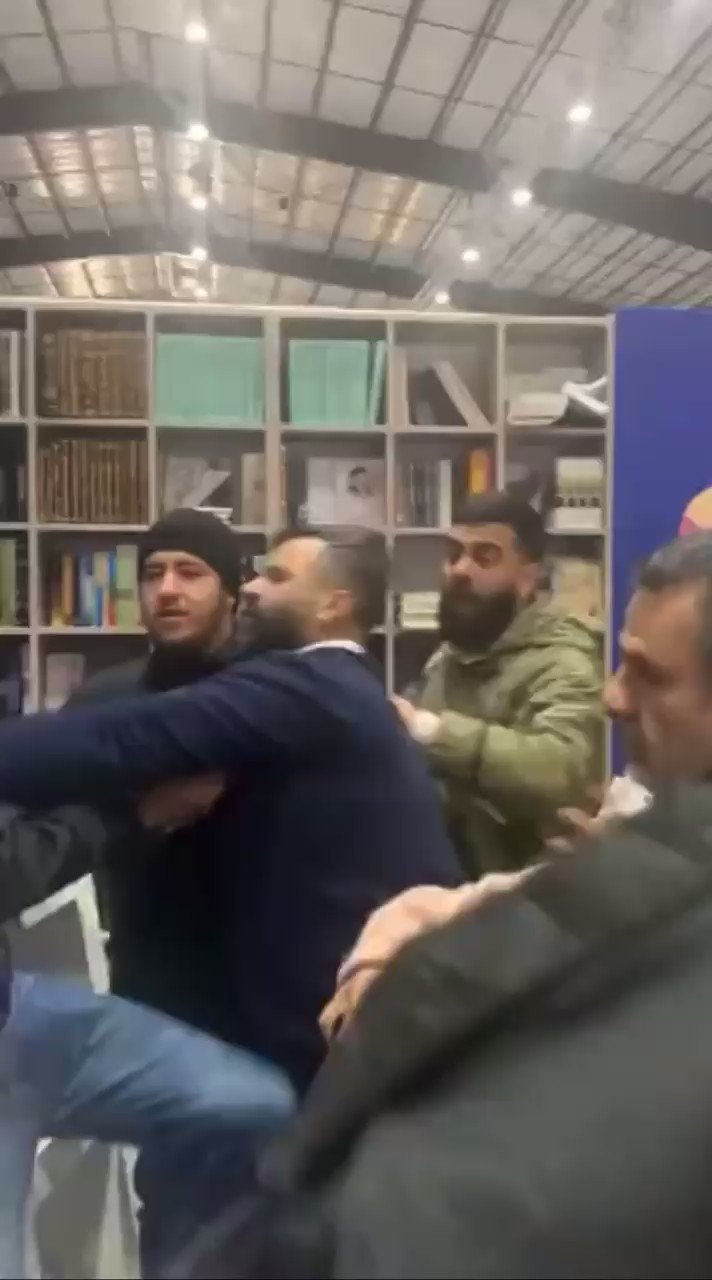 بالفيديو – إشكال وتضارب في معرض الكتاب الدولي في بيروت على خلفية سليماني