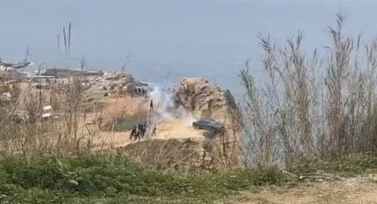 بالفيديو – مشهد مرعب: انقلاب سيارة وسقوطها في البحر مقابل صخرة الروشة!