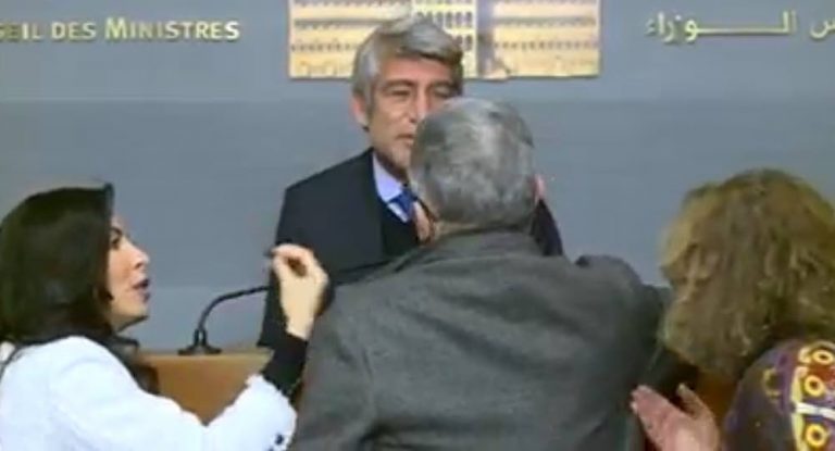 بالفيديو -وزير الطاقة وليد فياض: بدي روح نام … تعبوني اليوم الوزراء والمسؤول الاعلامي في السراي يحاول  منعه من التصريح