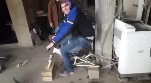 بالفيديو- مع انقطاع الكهرباء.. “هيك بيغسل اللبناني”!