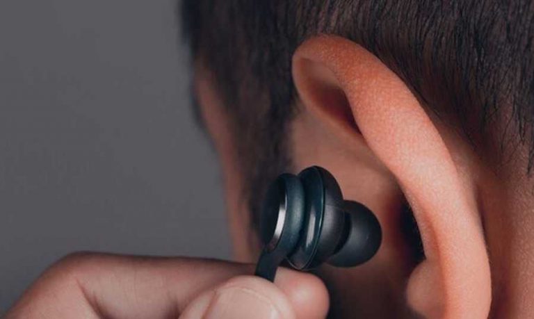 خبير يحذر من مخاطر صحية ترتبط باستخدام سماعات الأذنين يوميا