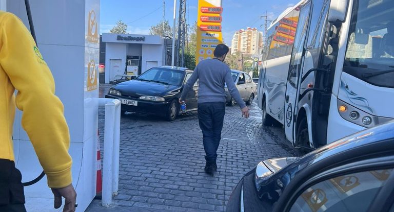 خاص – محطات المحروقات أقفلت أبوابها ومشهد الطوابير يتكرر