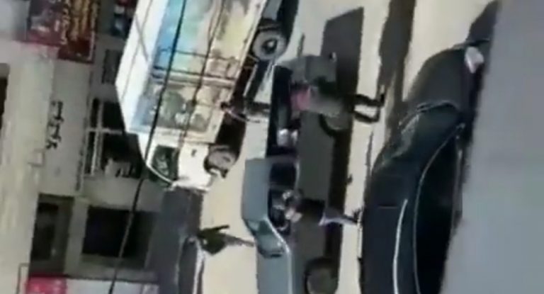 بالفيديو-سبب الركاب.. جريمة عند موقف فان في المرج