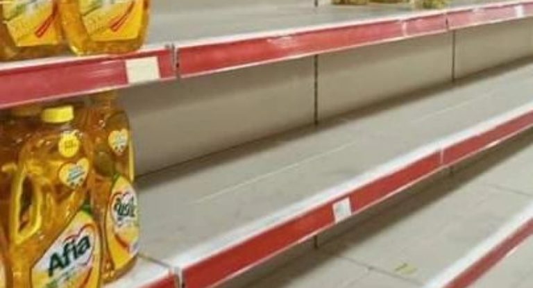 بالفيديو – بعض رفوف السوبرماركات خالية.. والسبب إحتراف فن الإحتكار!