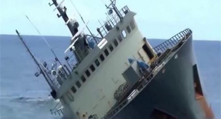 إنقاذ طاقم سفينة “ايلا” اللبنانية قبل غرقها بالقرب من ميناء الإسكندرية