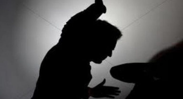 ‎فيديو لشاب يعتدي بالضرب على رجل مسن وزوجته في شتورا في البقاع وذلك على خلفية 20$ ممزقة