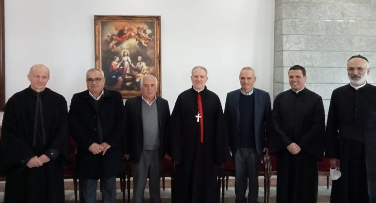 بالصور – المطران عون يبارك ٦٠٠ صليباً لبلدة مشمش الجبيلية