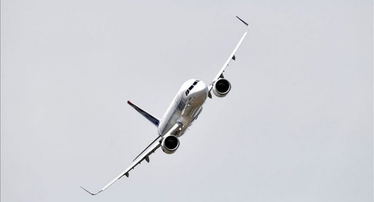 ذعر بسبب حركة جنونية… فتح باب الطائرة أثناء سيرها!