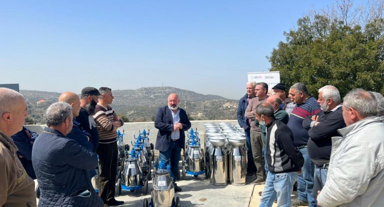 بالصور – توزيع معدات زراعية في ريف جبيل والبترون