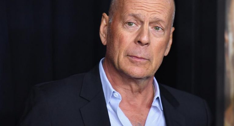 في عمر ال٦٧ .. بروس ويليس يعتزل التمثيل بعد فقدان القدرة على الكلام