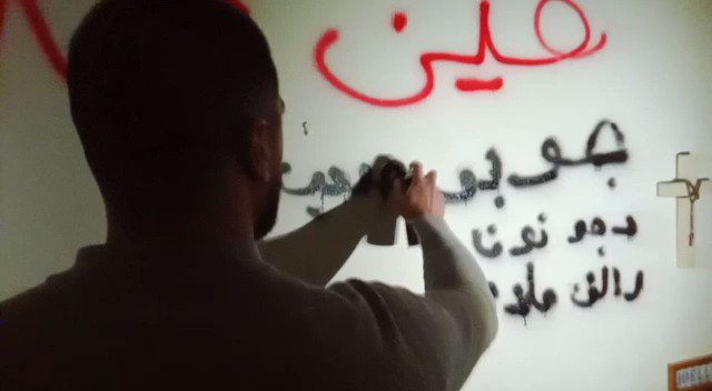 بالفيديو-أهالي شهداء فوج إطفاء بيروت يحتجون امام منزل وزير العدل وكتبوا اسماء الضحايا  و “وزير جبان” على الحائط : “عملنا ديكور حلو”