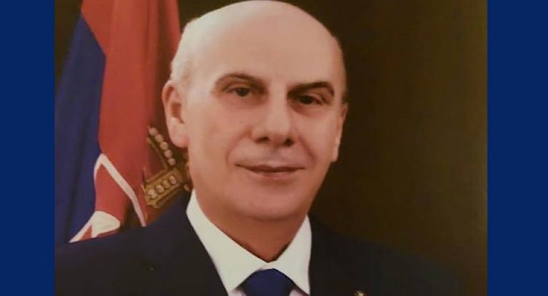 القنصل جوزيف مارتينوس يؤمن المازوت للمولد الكهربائي لبلدة قرطبا .