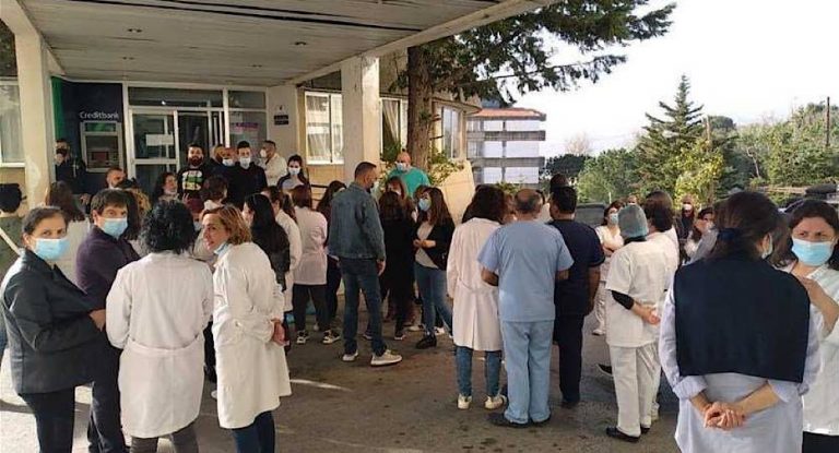 بالصور- موظفو مستشفى السان جورج يعلنون الإضراب المفتوح هارون: الوضع “مأساوي” واتصالات دولية لتامين الاستمرار