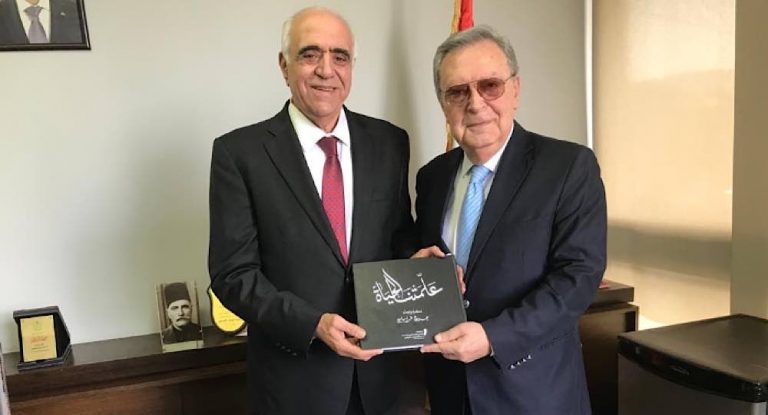 القصيفي تسلم من الزميل طرابلسي كتابه الجديد: سيكون له شأن كبير في المجتمع الثقافي اللبناني والعربي