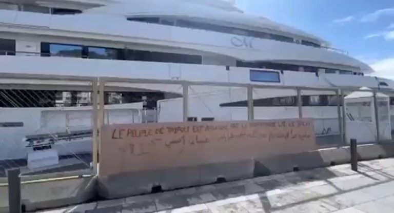 بالفيديو – رفع لافتة على يخت نجيب ميقاتي على ساحل نيس الفرنسية كُتب: عليها صاحب هذا اليخت قام بقتل شعبه مساء أمس في طرابلس