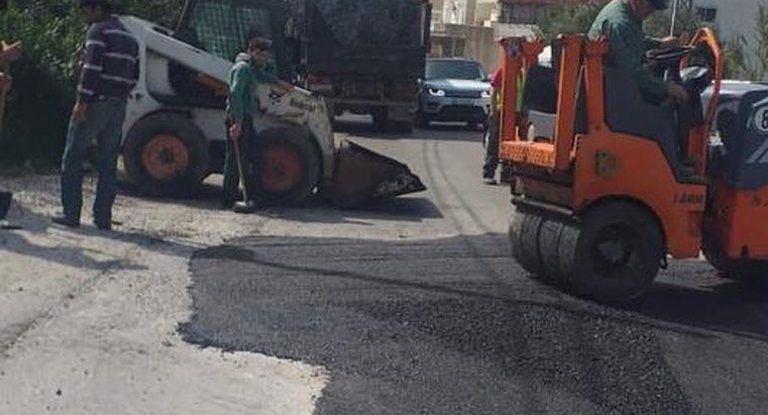 بالصور – بلدية جبيل باشرت بأعمال التزفيت