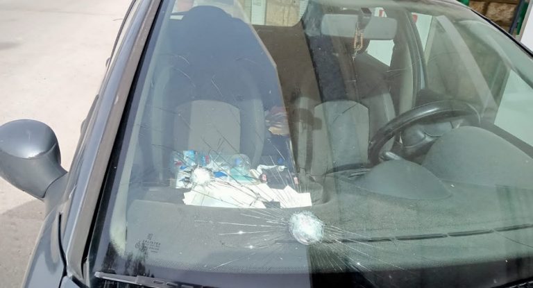 خاص – بالصورة: تكسير زجاج سيارة مختار بلدة جبيليّة رشقاً بالحجارة