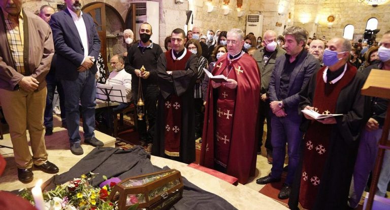 المطران عون في رتبة سجدة الصليب في كنيسة السيدة عمشيت