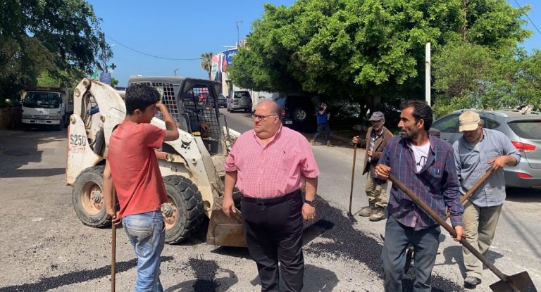 بلدية العقيبة تباشر بتأهيل الطرقات وردم الحفر