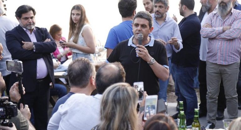 بالصور – زياد الحواط في لقاء شبابي على شاطئ عمشيت