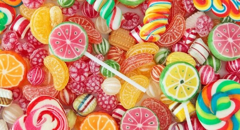 سكاكر بمواد مضرّة بالصّحّة.. هذا ما يأكله الأطفال