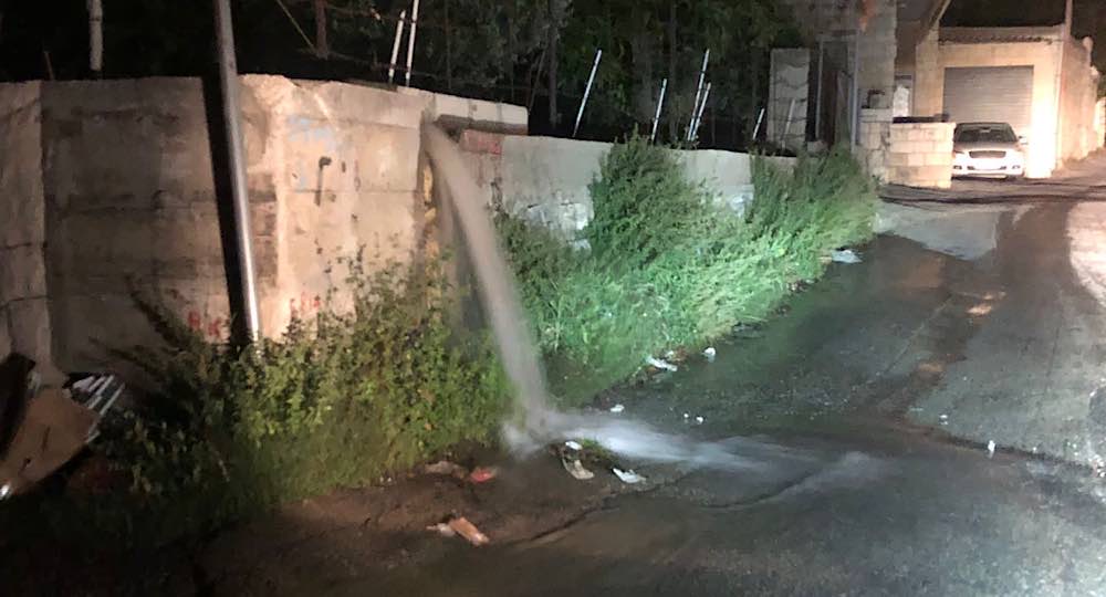 بالفيديو-المياه تهدر على الطريق في جبيل  والمسؤول في غيبوبة