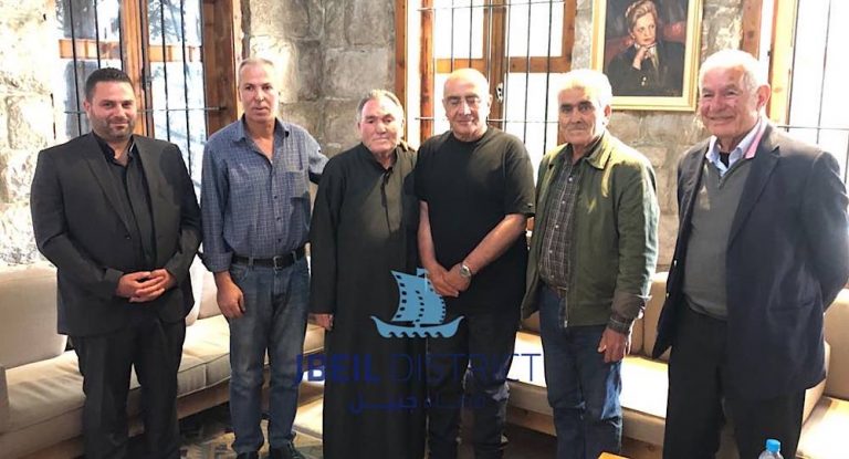 بالصور- وفد من آل حامية-البقاع في دارة فارس سعيد مستنكراً