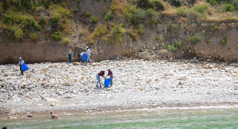 بالصور-حملة لتنظيف شاطىء جبيل في اليوم العالمي للبيئة