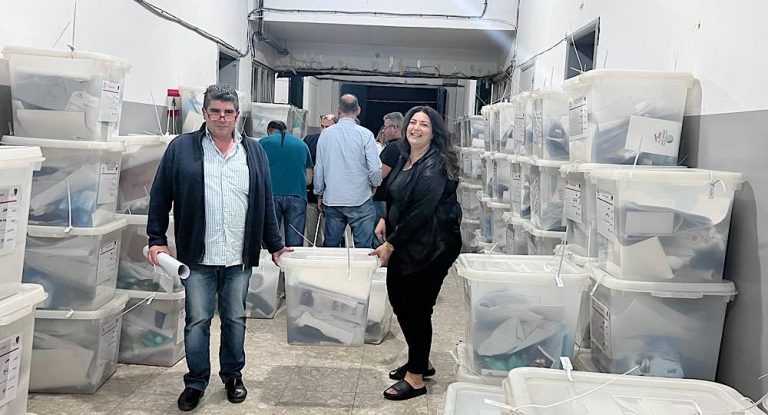 خاص-بالصور: بدء توزيع الصناديق الإنتخابية في سرايا جبيل على رؤساء الأقلام والكتبة .