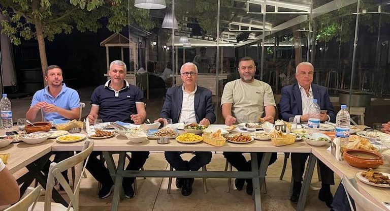 بالصور-رئيس بلدية غلبون المهندس إيلي جبرايل يقيم إفطاراً في CAVE D’hôte – بيوت غلبون