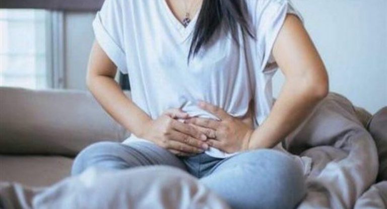 أطعمة تزيد آلام الدورة الشهرية وأخرى تخففها