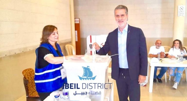 الوزير وليد نصّار أثناء الإدلاء بصوته: “اليوم هو عرس وطني”