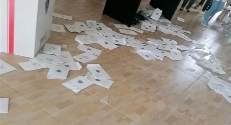 تكسير صناديق اقتراع في هذه المنطقة!