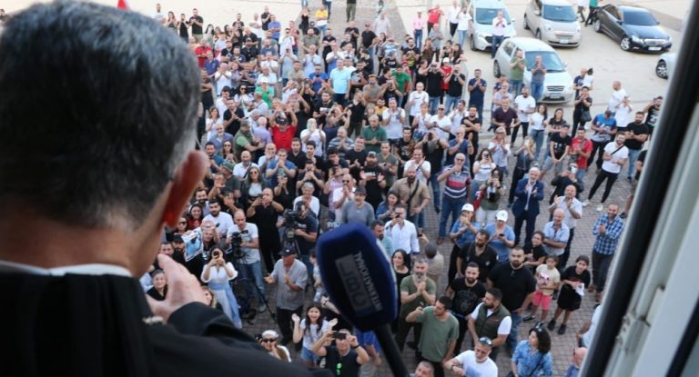 الراعي أمام الحشد المتضامن مع الموقوف طوني خوري: ” شكرا لثقتكم بالصرح البطريركي”